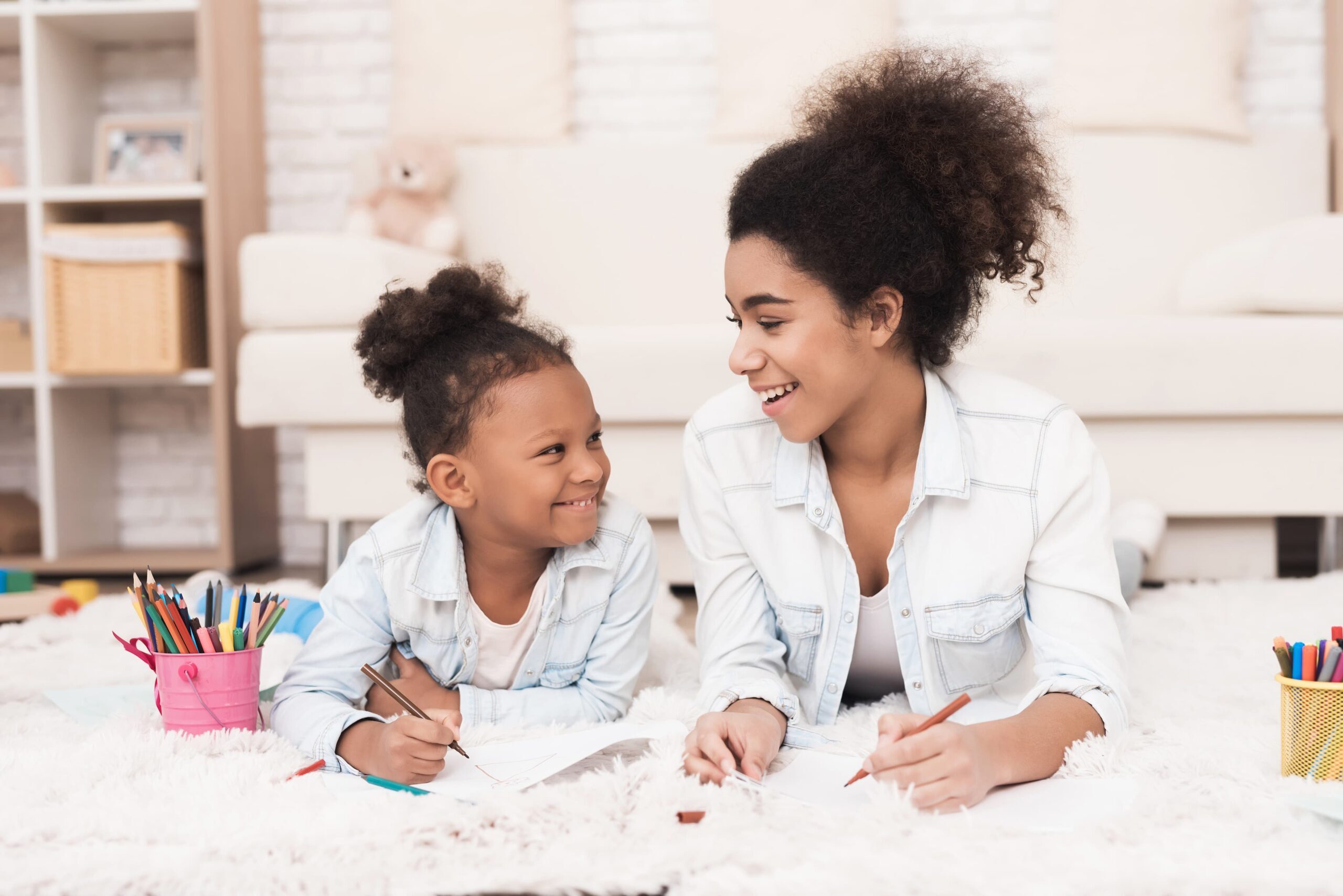 mom-little-mulatto-girl-lie-floor-with-felt-tip-pens (1)