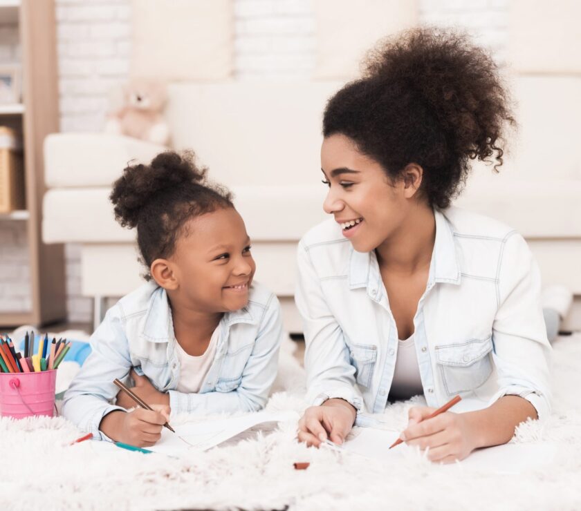 mom-little-mulatto-girl-lie-floor-with-felt-tip-pens (1)